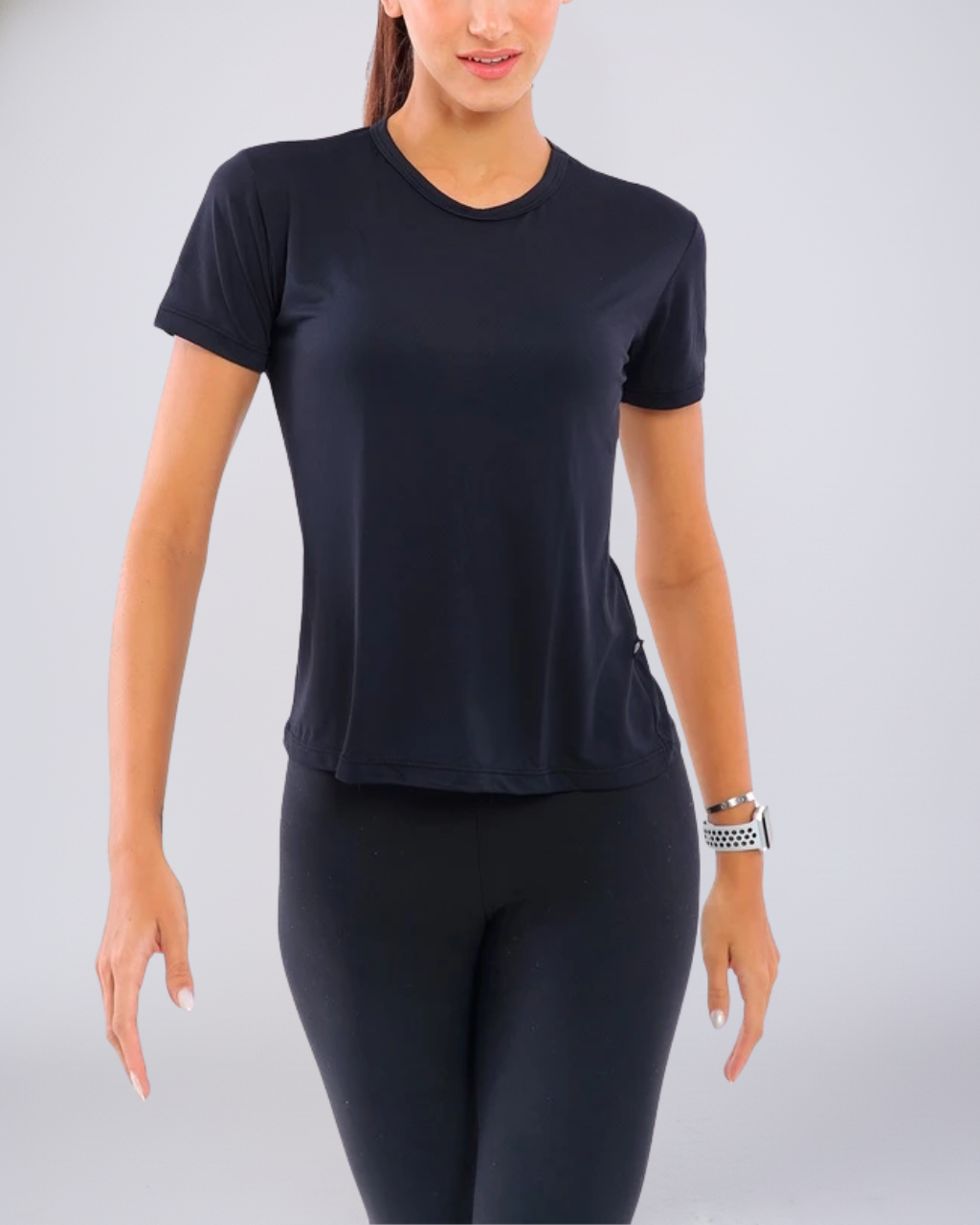 Mulher vestindo Camiseta Baby Look Dry Fit preto/grafite. Camiseta básica premium, com caimento leve e tecnologia Dry Fit para secagem rápida. Ideal para athleisure.