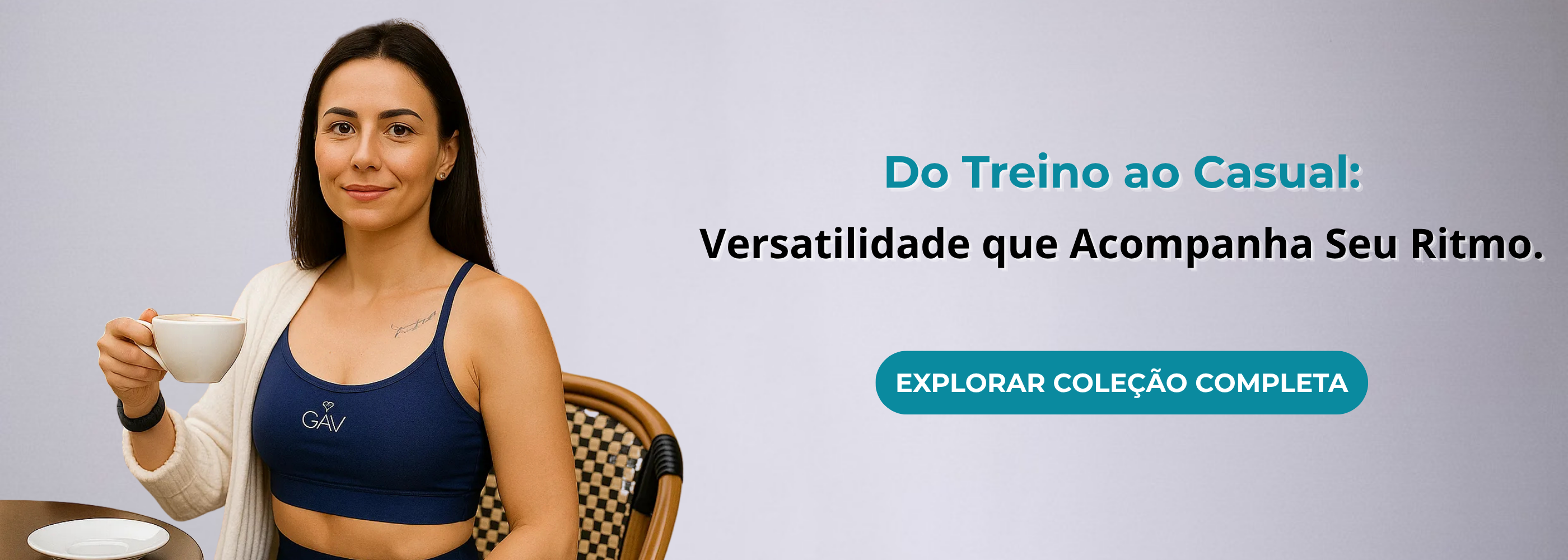 Uma mulher em pose de treino vestindo o conjunto fitness da coleção ActiveStyle, o conjunto e de cor azul marinho, com tecido canelado. A imagem destaca a confiança, o estilo e a segurança que as peças oferecem para cada movimento.