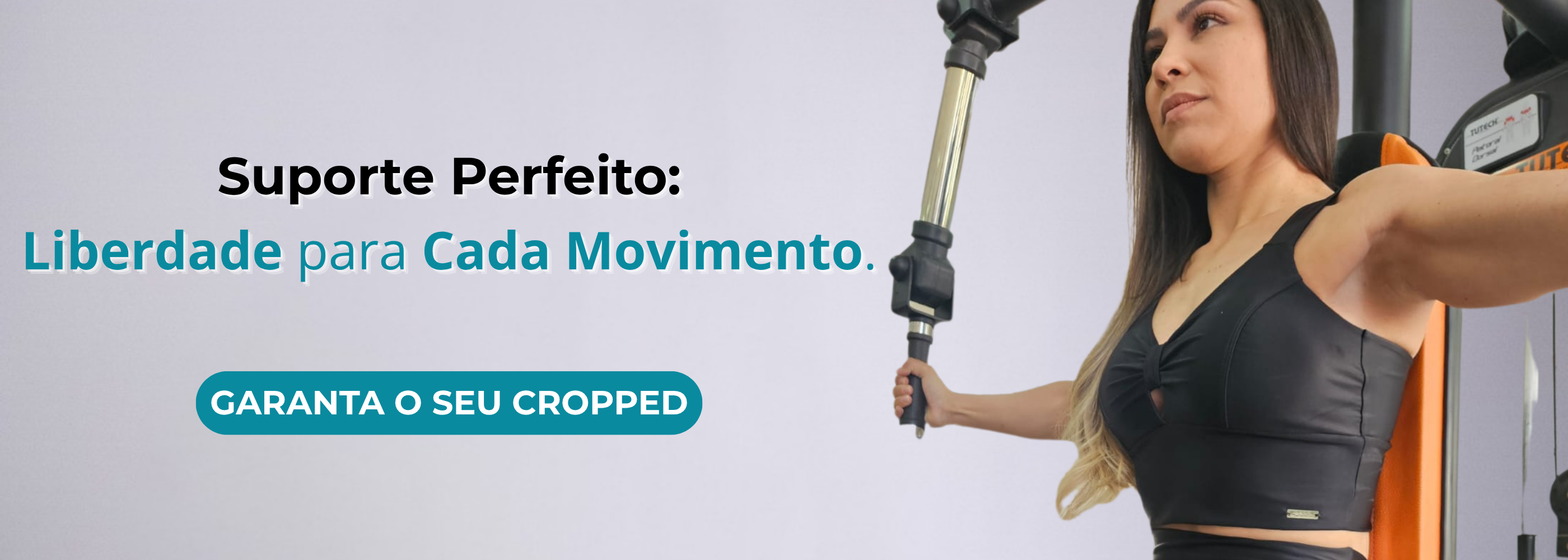 Mulher com cropped preto de academia, demonstrando suporte perfeito e liberdade de movimento durante o exercício. Imagem promocional do cropped ideal para o treino.