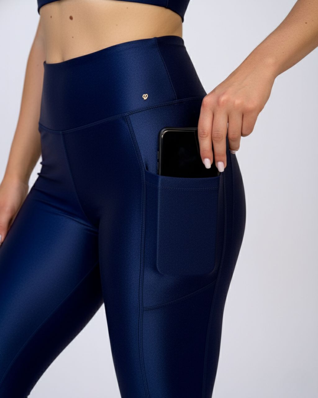Legging azul marinho Supreme Comfort com bolso lateral funcional e tecido com brilho sutil — Lojas Dourado.