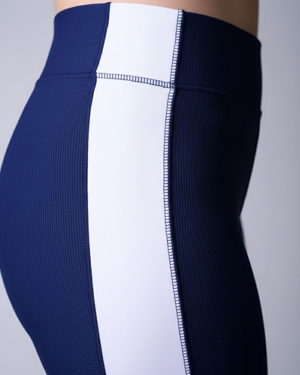 Close lateral do Short Urban Flow destacando a textura canelada, costura reforçada e contraste branco em poliamida. Foto de estúdio neutro ressaltando o acabamento premium.