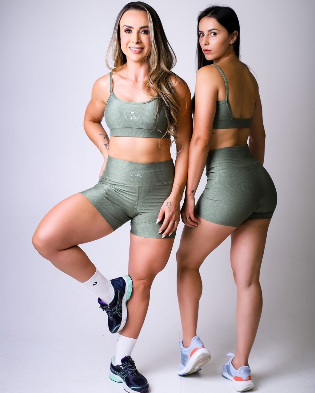 Mulheres tletas em pose dinâmica vestindo short fitness preto de alta performance, projetado para total liberdade de movimento em treinos intensos