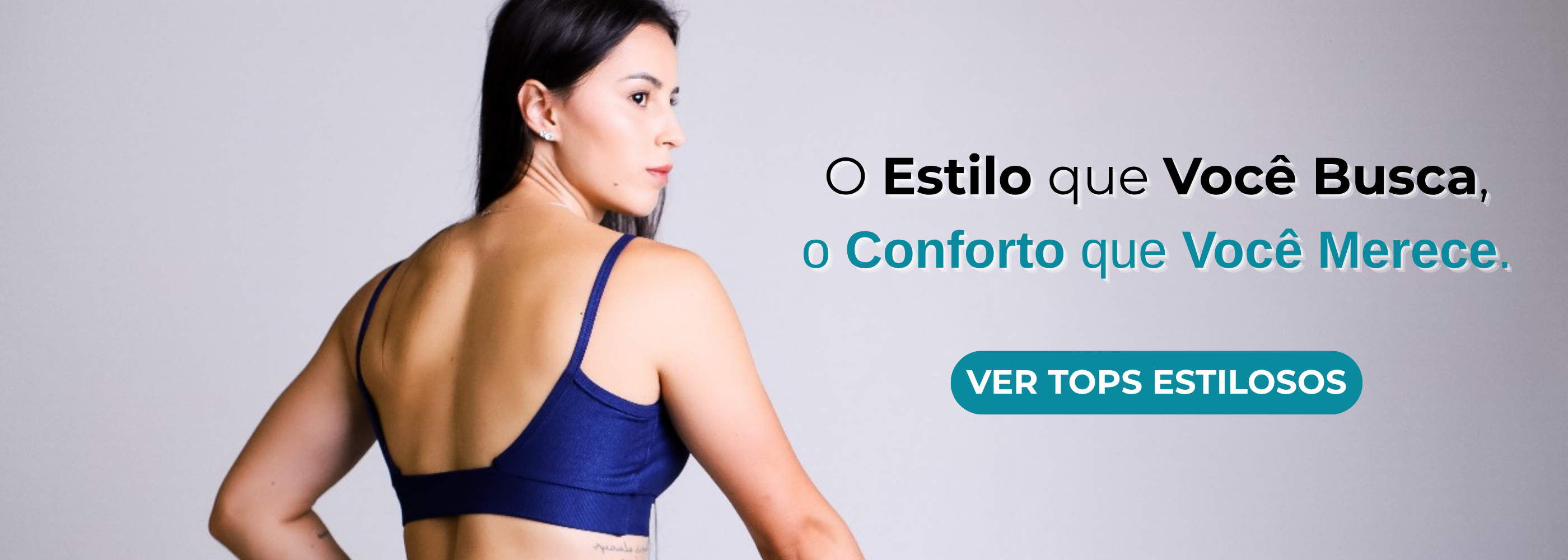 Mulher de costas na academia vestindo o top ActiveStyle azul marinho canelado, com um design de tiras nas costas abertas que combina estilo, conforto e segurança para o treino.