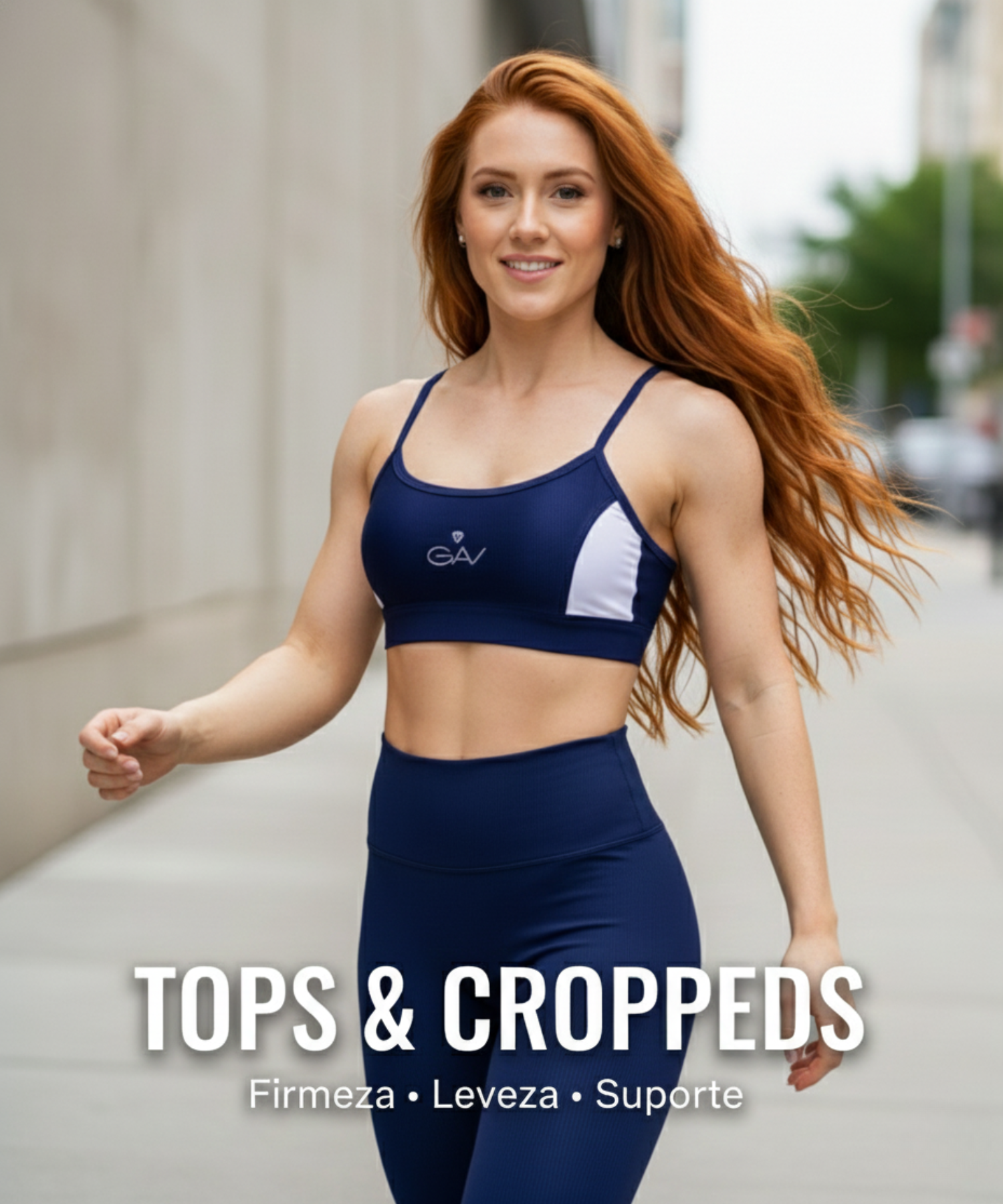 Mulher ruiva em movimento com top esportivo azul, destacando firmeza, leveza e suporte ideais para treinos.