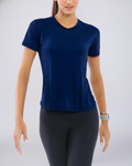 Mulher vestindo Camiseta Baby Look Dry Fit azul-marinho. Peça fitness de performance com tecido respirável e toque premium, ideal para treinos e academia