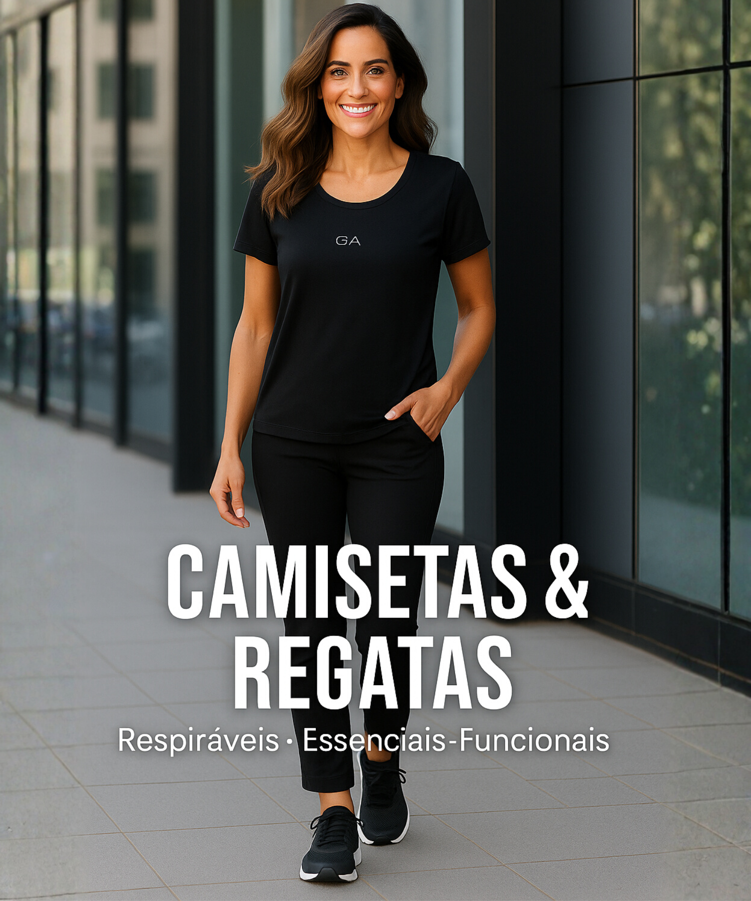 Mulher usando camiseta preta fitness e calça esportiva, caminhando sorridente em área urbana, transmitindo funcionalidade, conforto e estilo.