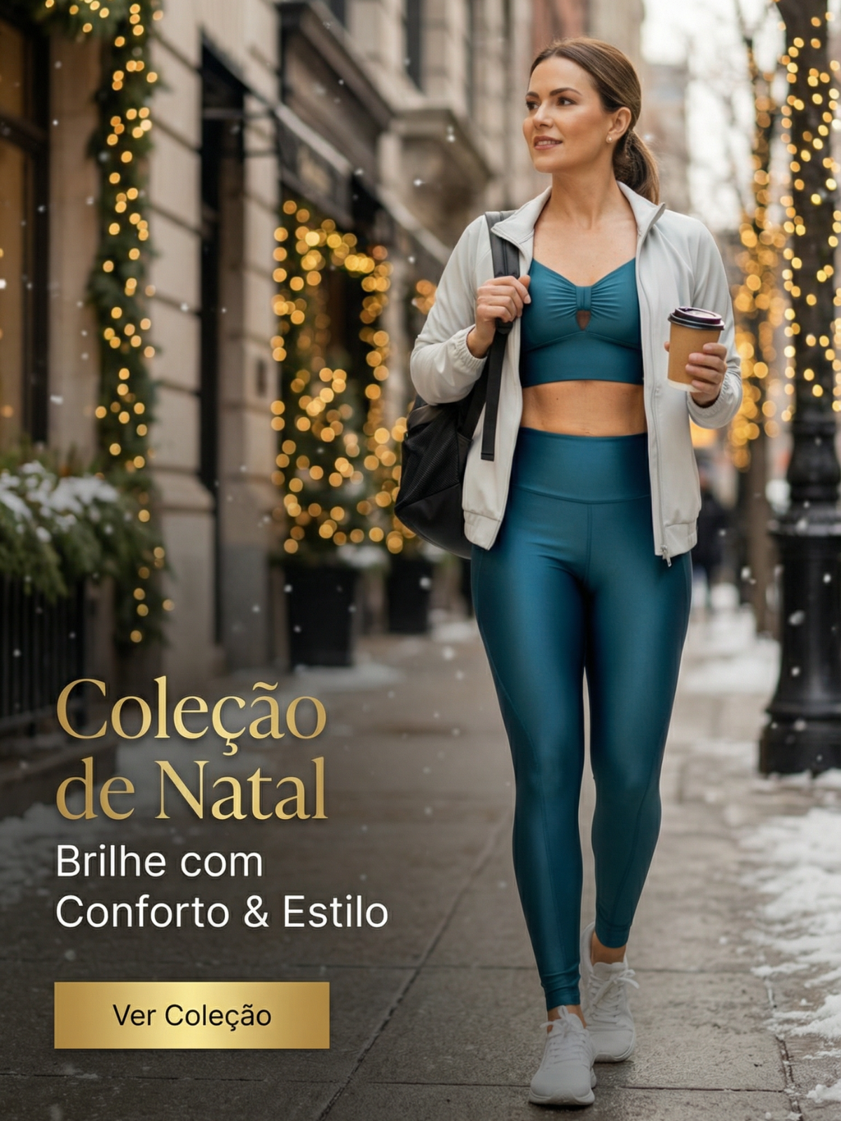 Mulher usando look esportivo azul caminhando em rua decorada para o Natal, promovendo coleção com conforto e estilo.