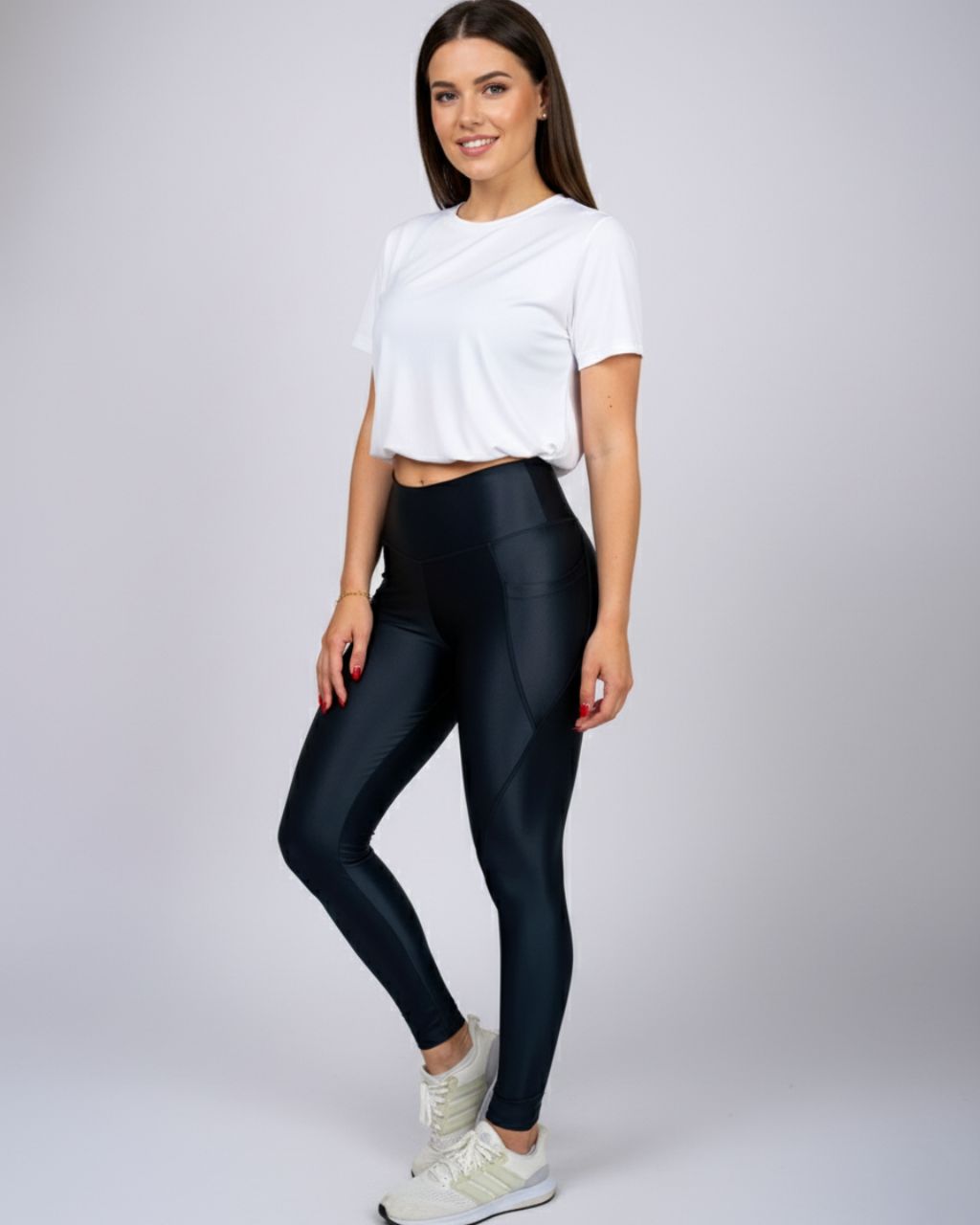 Legging preta Supreme Comfort cintura alta com brilho perolado, usada com camiseta branca em pose de estúdio — Lojas Dourado.