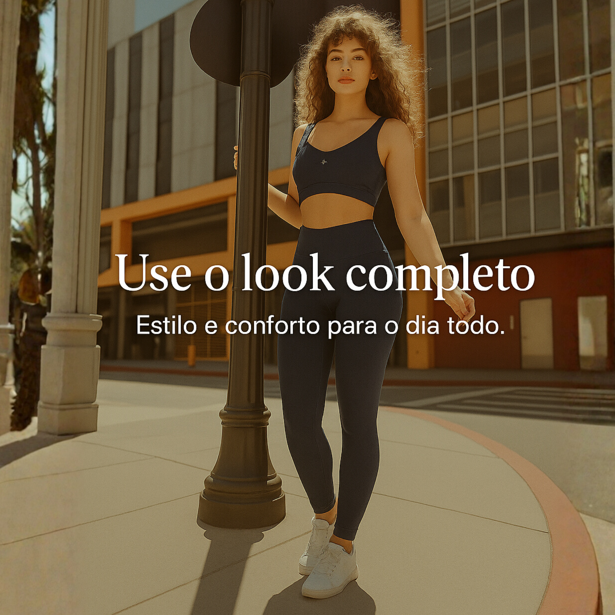 Modelo usando conjunto fitness azul-marinho com top e legging, em cenário urbano ensolarado – Look completo da Lojas Dourado.