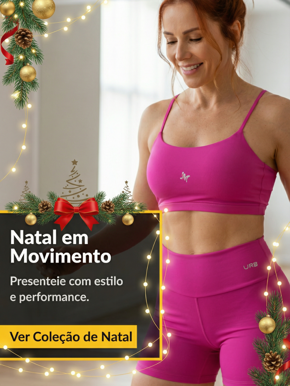 Mulher sorrindo com conjunto fitness rosa em ambiente iluminado com decoração natalina, divulgando coleção de Natal com estilo e performance.