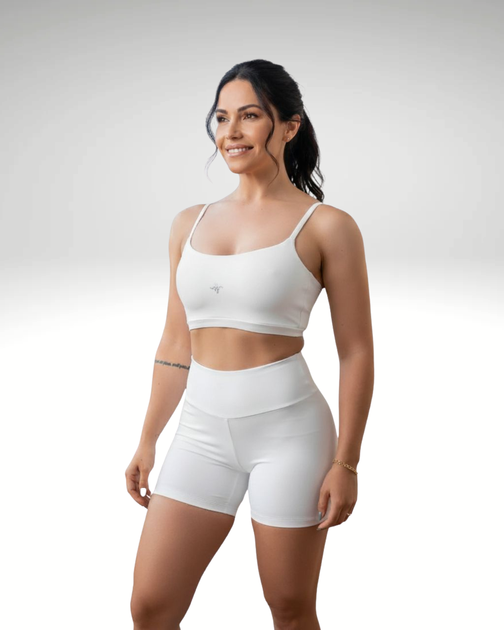 Short fitness feminino cós alto branco com top combinando, tecido firme, modelagem que valoriza curvas e garante zero transparência.